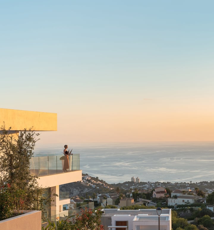 Cumbre del Sol is synonymous with quality of life. Living here means enjoying a warm and sunny climate all year round, in a safe and low-density environment, with designer homes oriented to enjoy the sea views. 